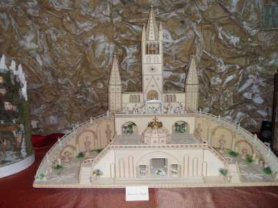 Il Santuario della Madonna di Lourdes � il soggetto di questo particolare presepe dal valore di 1500 euro